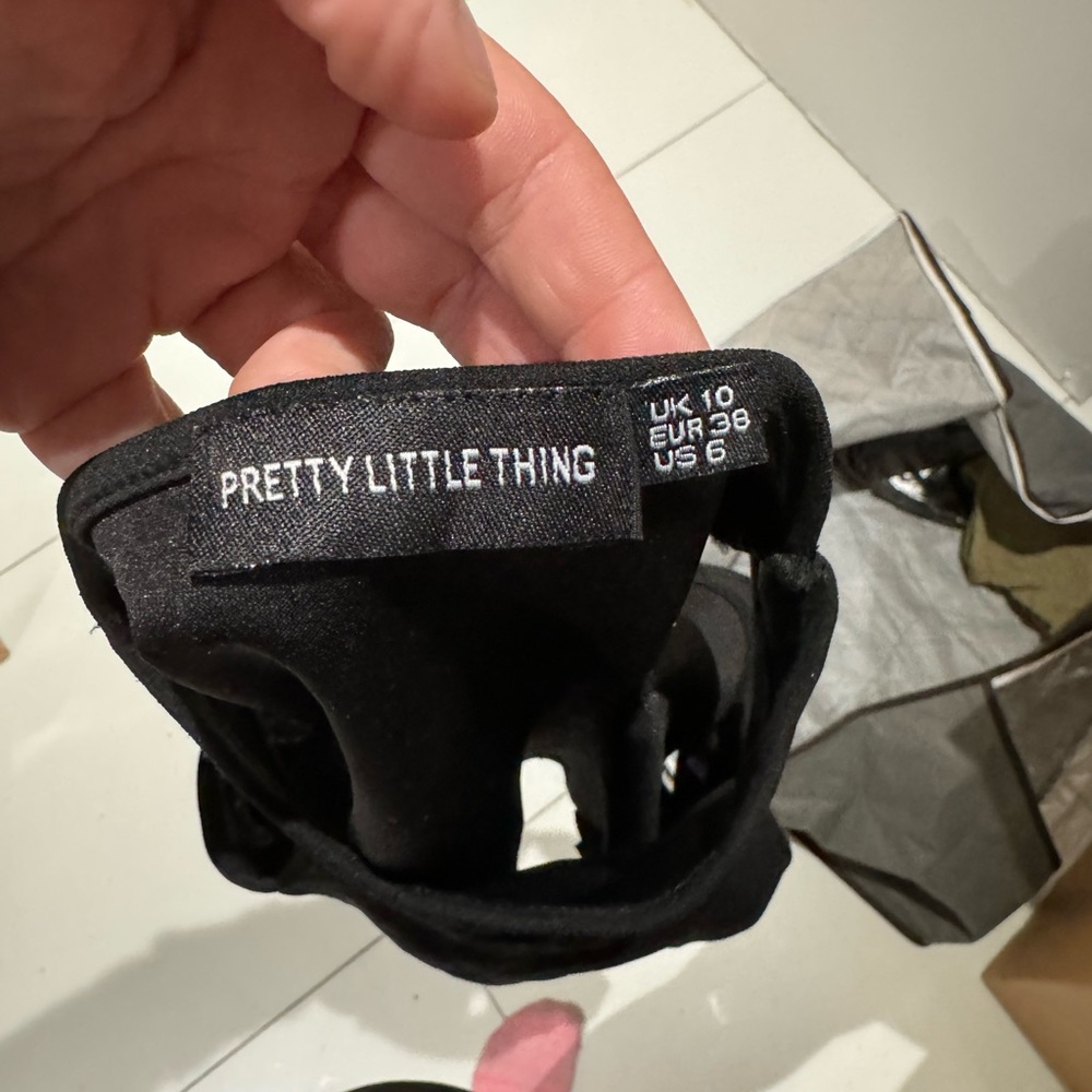 PRETTYLITTLETHING Black keyhole crop top - Picture 6 of 6